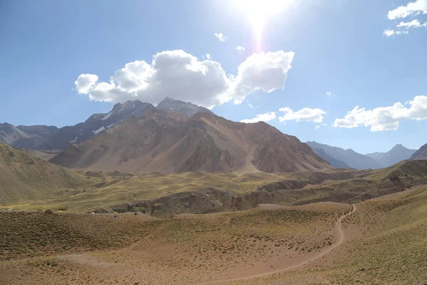 bulutlar ile gökyüzü altında dağların doğal görünümü