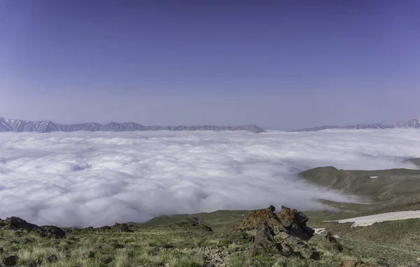 yaz aylarında beyaz bulutlar dağların doğal görünümü