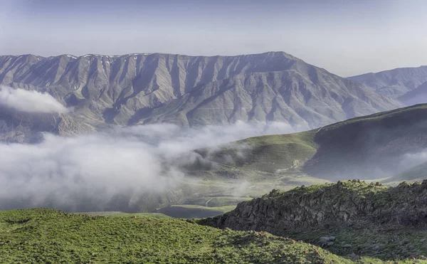 yaz aylarında bulutlar da dağların doğal görünümü