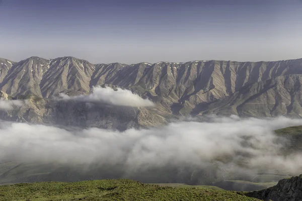 beyaz bulutlar da dağların doğal görünümü