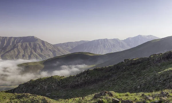 yaz aylarında beyaz bulutlar dağların doğal görünümü