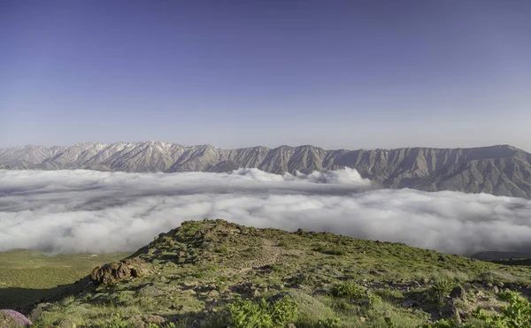 bulutlarda dağların doğal görünümü