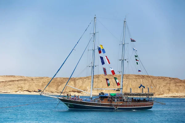 Mısır yatı ve mavi gökyüzü