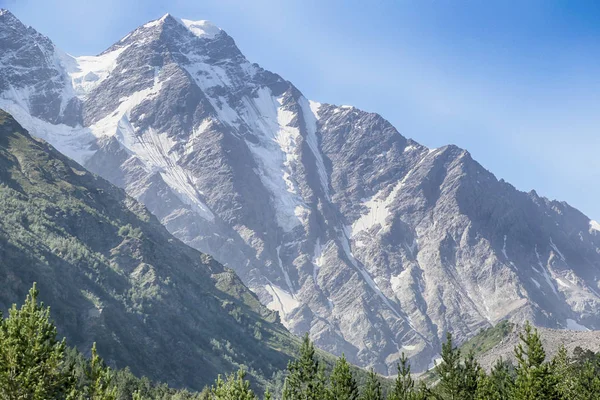 Vista Panorâmica Altas Montanhas Cobertas Neve Branca — Fotografia de Stock