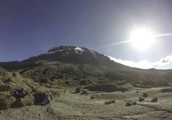 güneş ışığında dağların doğal görünümü 