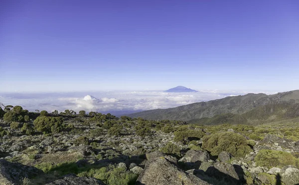 yaz aylarında dağların doğal görünümü