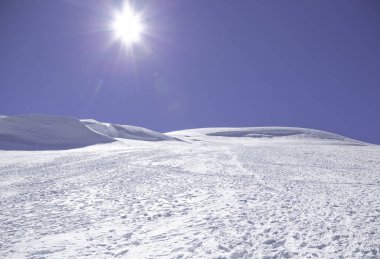 kışın dağların doğal görünümü