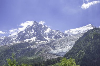 Beyaz karla kaplı yüksek dağların manzara manzarası