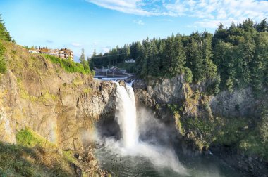 Dağlardaki dağ nehrinde şelale.