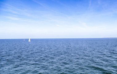 Denizde yelkenli tekne