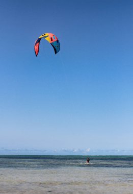 Mavi okyanusta sürme uçurtma sörfçü manzara görünümü