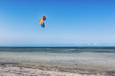 Mavi okyanusta sürme uçurtma sörfçü manzara görünümü