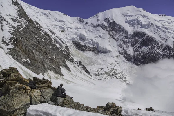 Vista Panorâmica Homem Nas Montanhas Inverno — Fotografia de Stock