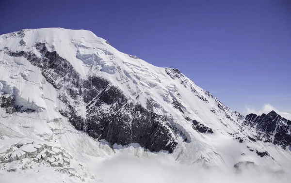 Beyaz karla kaplı yüksek dağların manzara manzarası