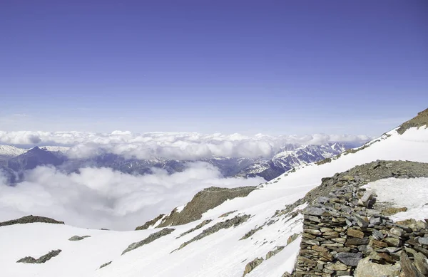 Vyhlídkové Zobrazení Vysokých Hor Pokrytých Bílým Sněhem — Stock fotografie