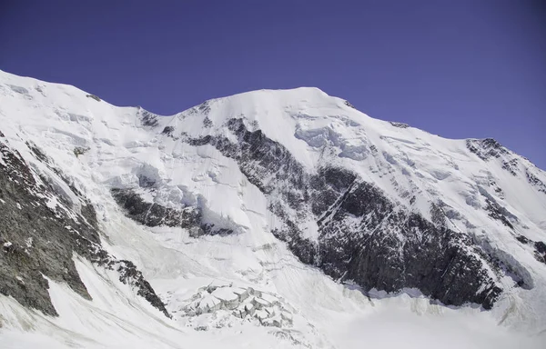 Vista Panorâmica Altas Montanhas Cobertas Neve Branca — Fotografia de Stock