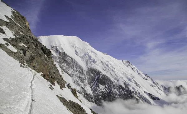 Vista Panoramica Sulle Alte Montagne Coperte Neve Bianca — Foto Stock