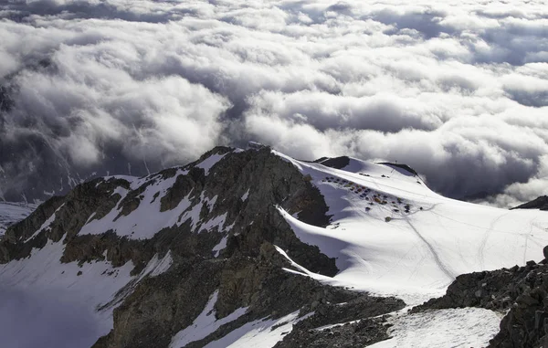 Beyaz Karla Kaplı Yüksek Dağların Manzara Manzarası — Stok fotoğraf