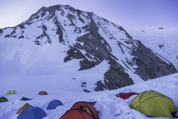 dağda renkli çadırlar doğal görünümü