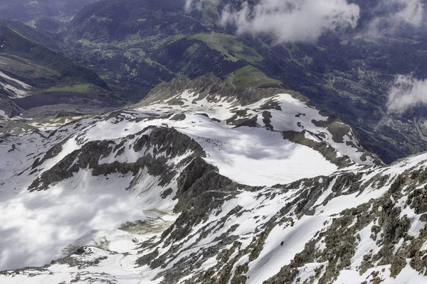 Vyhlídkové Zobrazení Vysokých Hor Pokrytých Bílým Sněhem — Stock fotografie
