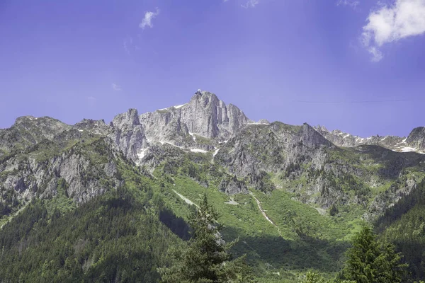 Beyaz karla kaplı yüksek dağların manzara manzarası