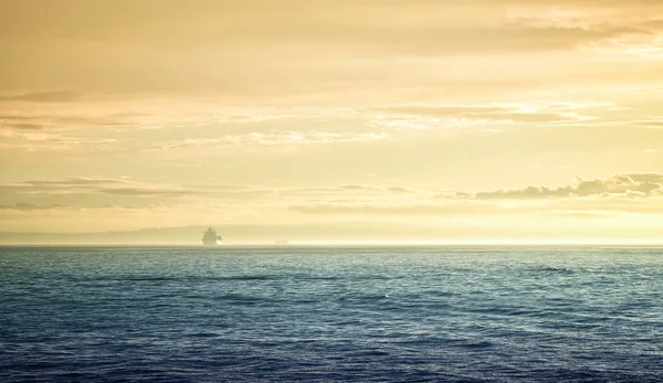 denizdeki tekne seçici odak noktası
