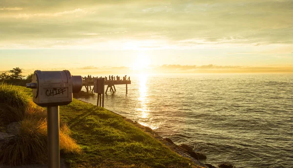 Gün batımında ahşap iskele ile deniz kıyısının panoramik görünümü