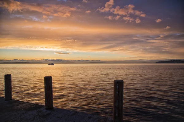 Denizde gün doğumu. gün batımı