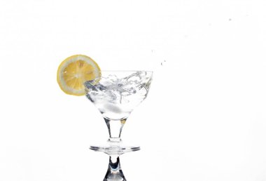 cam bir dilim beyaz zemin üzerine taze limon ile ferahlatıcı bir içki ile
