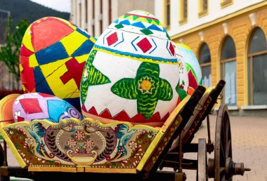 Büyük dekoratif çok renkli güzel paskalya yumurtaları sokakta bir kamyon, Bulgaristan'da Paskalya kutlama için hazırlık