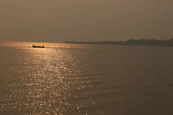 水に太陽の反射と美しい夕日に穏やかな海で船員と孤独なボート ブルガリア — ストック写真