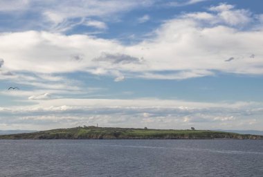 güzel manzara, mavi deniz, yeşil ağaç küçük ada, mavi gökyüzü ve beyaz bulutlar, Bulgaristan