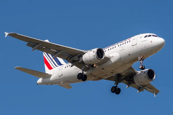 Airbus A318-111 operated by Air France landing — Stock Photo, Image