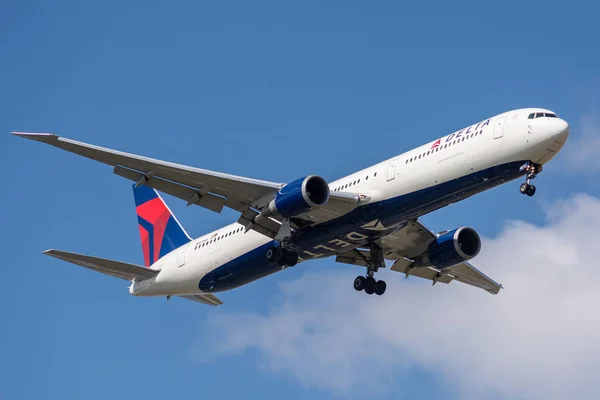 Boeing 767-432(ER) operated by Delta Air Lines landing — Stock Photo, Image