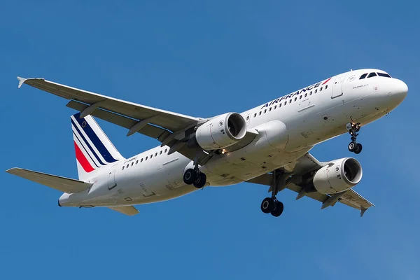Airbus A320-214 trafikeras av Air France vid landning — Stockfoto