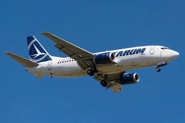 Boeing 737-38J operated by Tarom on landing — Stock Photo, Image