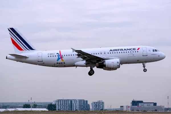 Airbus A320-214 trafikeras av Air France vid landning — Stockfoto