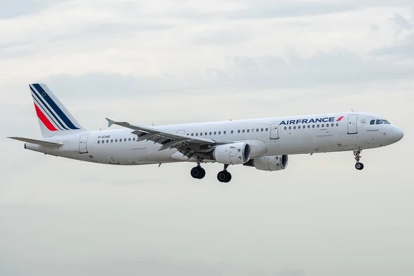 Airbus A321-212 som drivs av Air France vid landning — Stockfoto