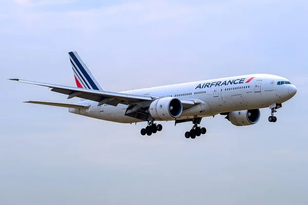 Boeing 777-228 (ER) operated by Air France on landing — Stock Photo, Image