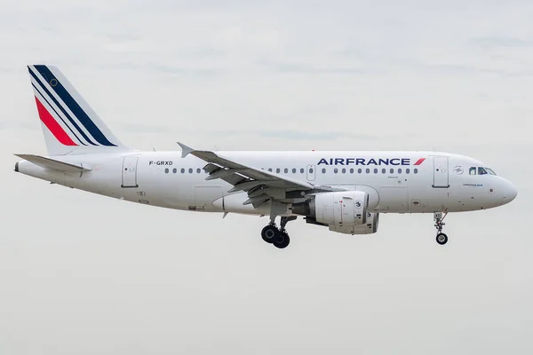 Airbus A319-111 som drivs av Air France vid landning — Stockfoto