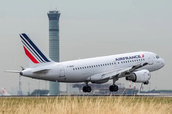 Airbus A319-111 som drivs av Air France vid landning — Stockfoto