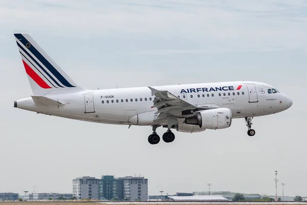 Airbus A318-111 som drivs av Air France vid landning — Stockfoto
