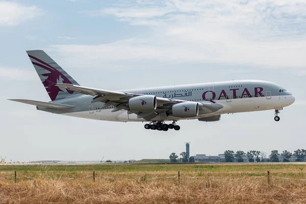 Airbus A380-861 drivs av Qatar Airways vid landning — Stockfoto