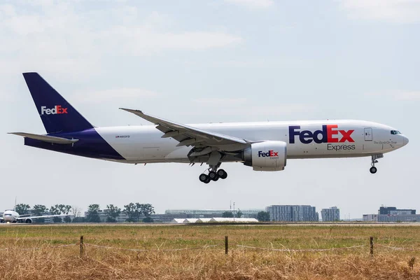 Boeing 777-FS2 operated by FedEx on landing — Stock Photo, Image