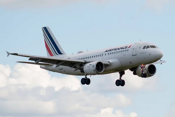 Airbus A319-111 som drivs av Air France vid landning — Stockfoto