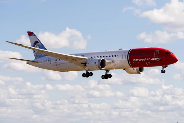 Boeing 787-9 Dreamliner operated by Norwegian Long Haul on landi — Stock Photo, Image