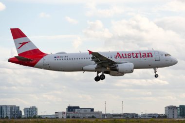 Airbus A320-214, Austrian Airlines tarafından iniş için işletiliyor