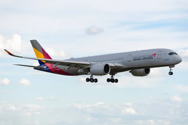 Airbus A350-941 operated by Asiana Airlines on landing — Stock Photo, Image