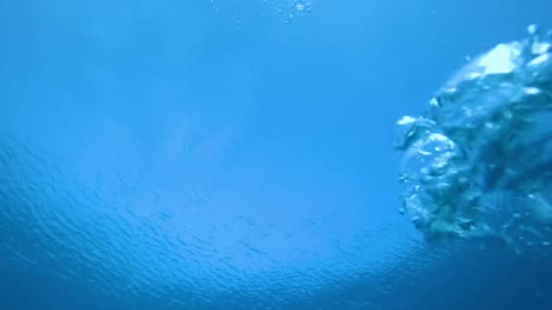 Burbujas de aire en el agua azul — Vídeos de Stock