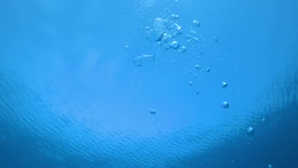 Голубая вода с пузырьками — стоковое видео